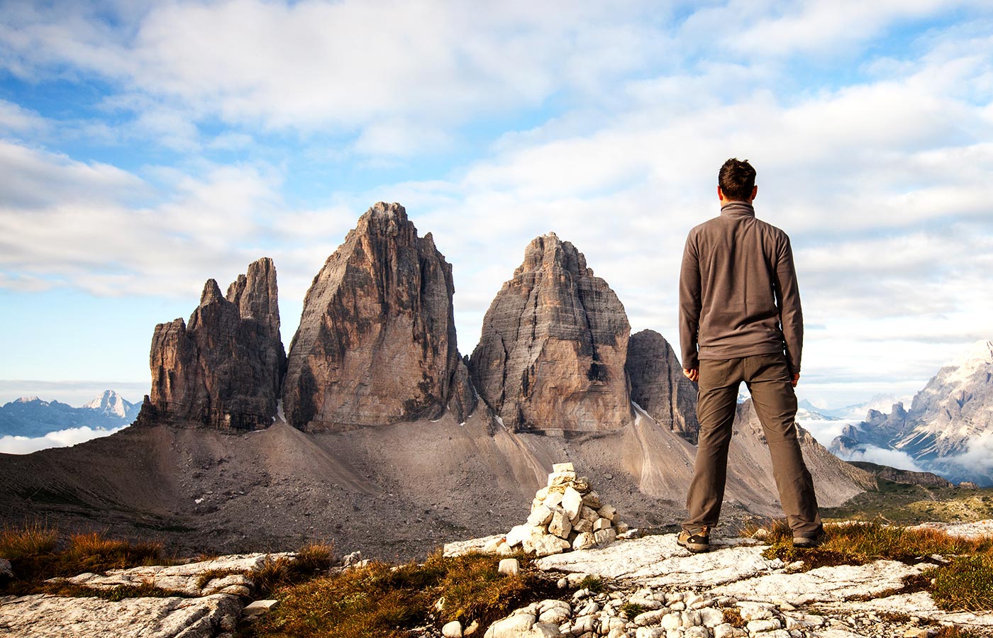 uomo in piedi di spalle che guarda le tre cime di Lavaredo, Dolomiti di Sesto